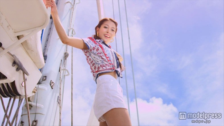 マリンルックにも注目／「Tail of Hope」MVより