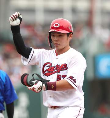 広島・持丸がプロ初安打 高卒7年目 伊勢のフォークを中前へ 22年以来1379日ぶりスタメンマスクで結果残す