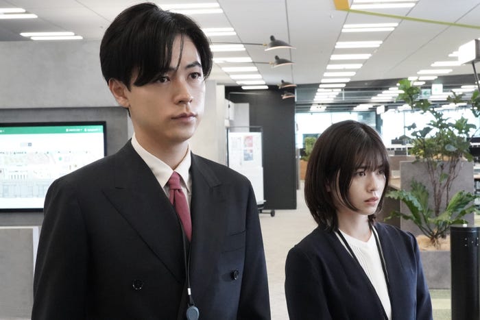 成田凌、小芝風花「転職の魔王様」第1話より(C)カンテレ