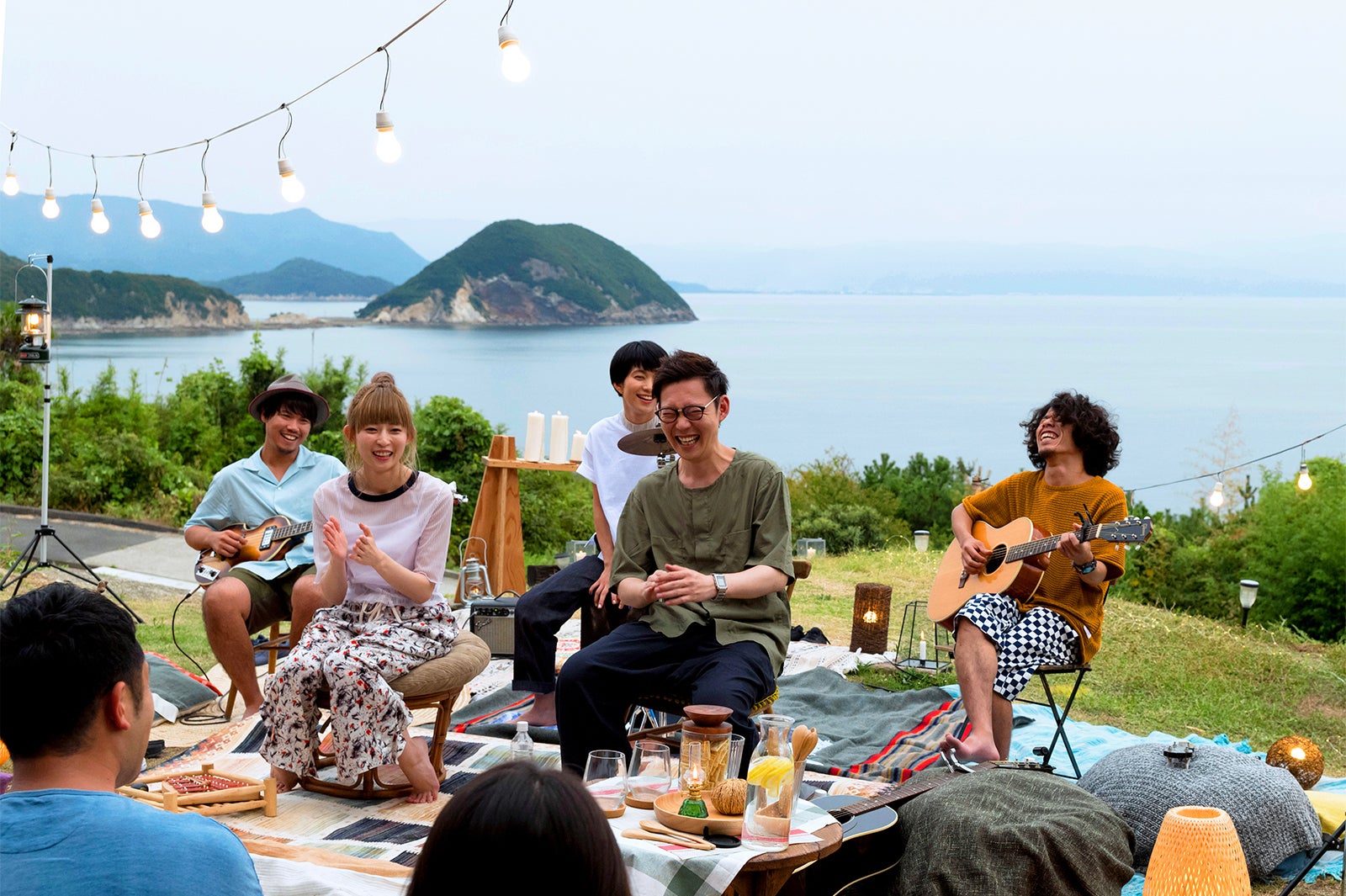 和やかにライブも進む（C）Airbnb