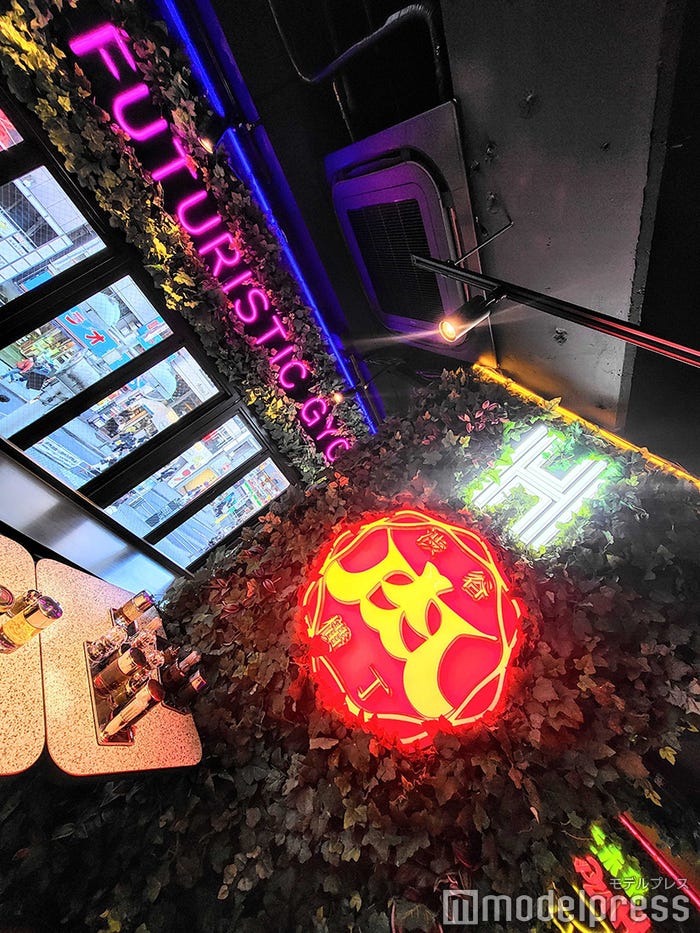 「近未来餃子H」店内の様子(C)モデルプレス
