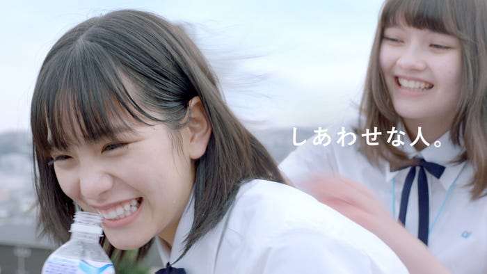 當真あみ/新TVCM『カルピスウォーター』「甘ずっぱい日常」編より(提供写真)