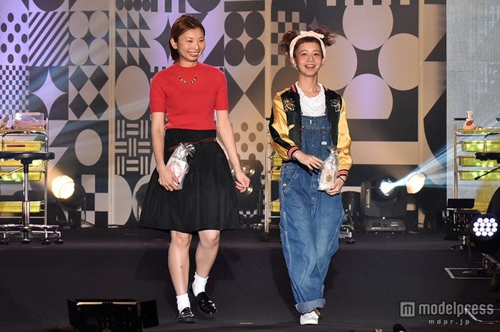 三戸なつめ(右)