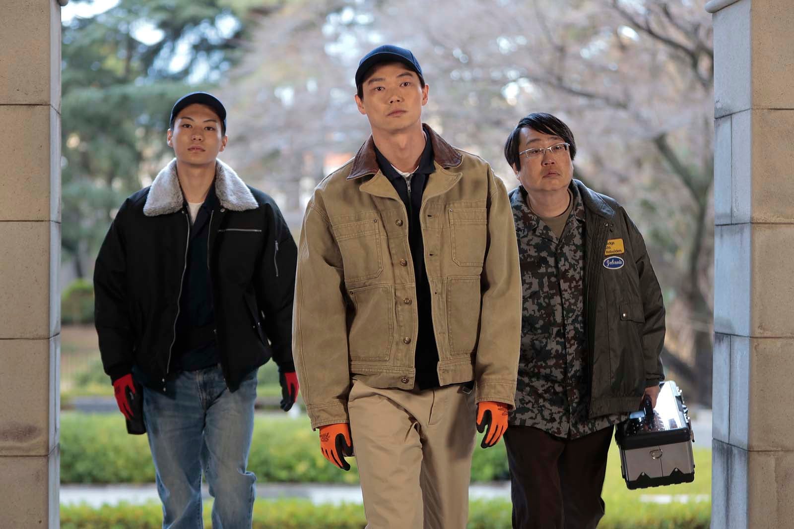 皆藤空良、笠松将、六角精児「シッコウ！！～犬と私と執行官～」第1話より（C）テレビ朝日