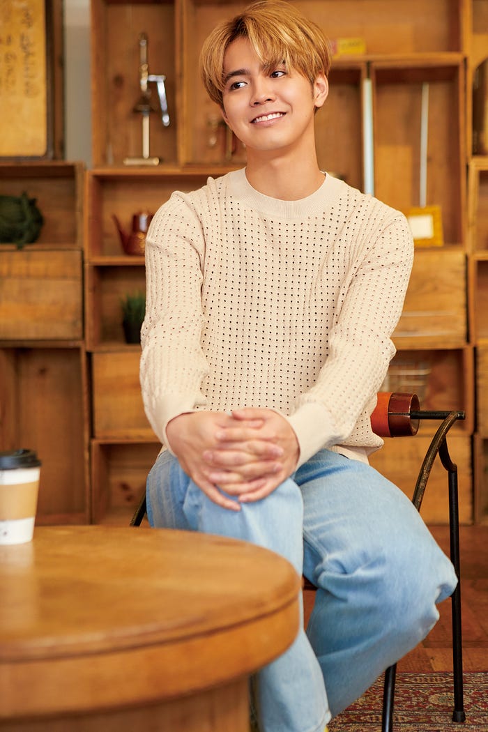 片寄涼太「ラウンドトリップ 往復書簡」より/カメラマン:岩澤高雄(The VOICE MANAGEMENT)、スタイリスト:吉田宗平(SIGNO)、ヘアメイク:石上三四郎(画像提供:新潮社)