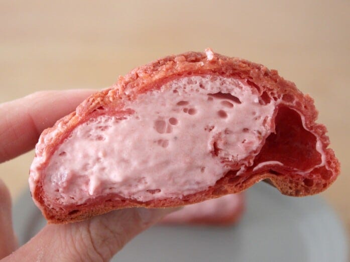 いちごのクリームはとろっとなめらかで、濃厚な味わい