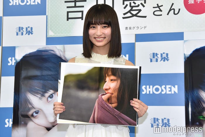 お気に入りのカットを披露する吉川愛(C)モデルプレス