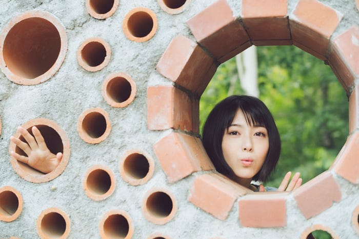 『浜辺美波 2020カレンダーブック』/(C)KADOKAWA 撮影/前康輔