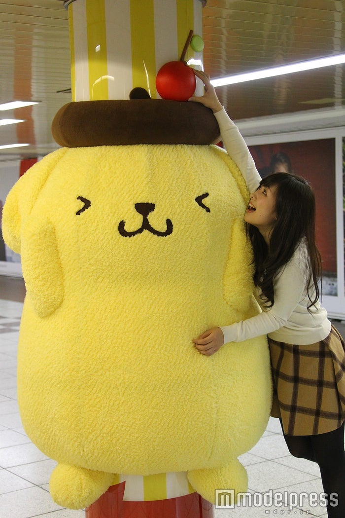 ポムポムプリン 新宿駅を大量ジャック中 ふわもこ プリンに抱きつきたい 女子旅プレス