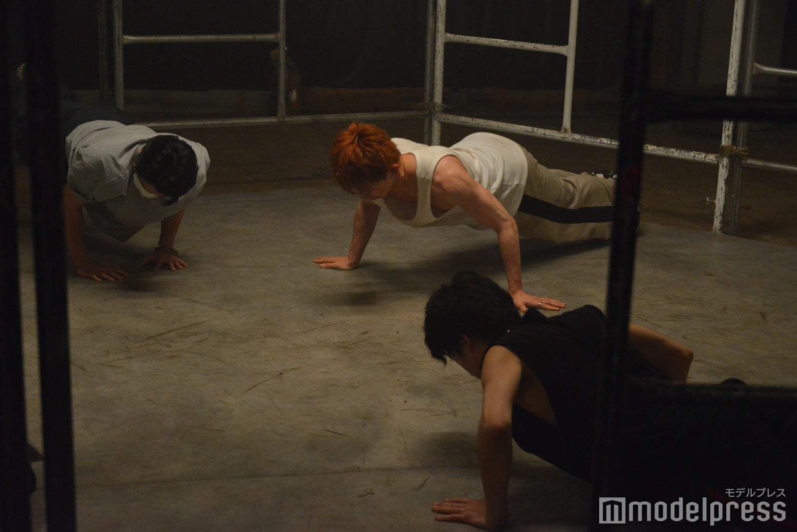 撮影合間に筋トレをする関哲汰、山下永玖、森愁斗「BATTLE KING!!」撮影現場の様子＠神奈川県（C）モデルプレス