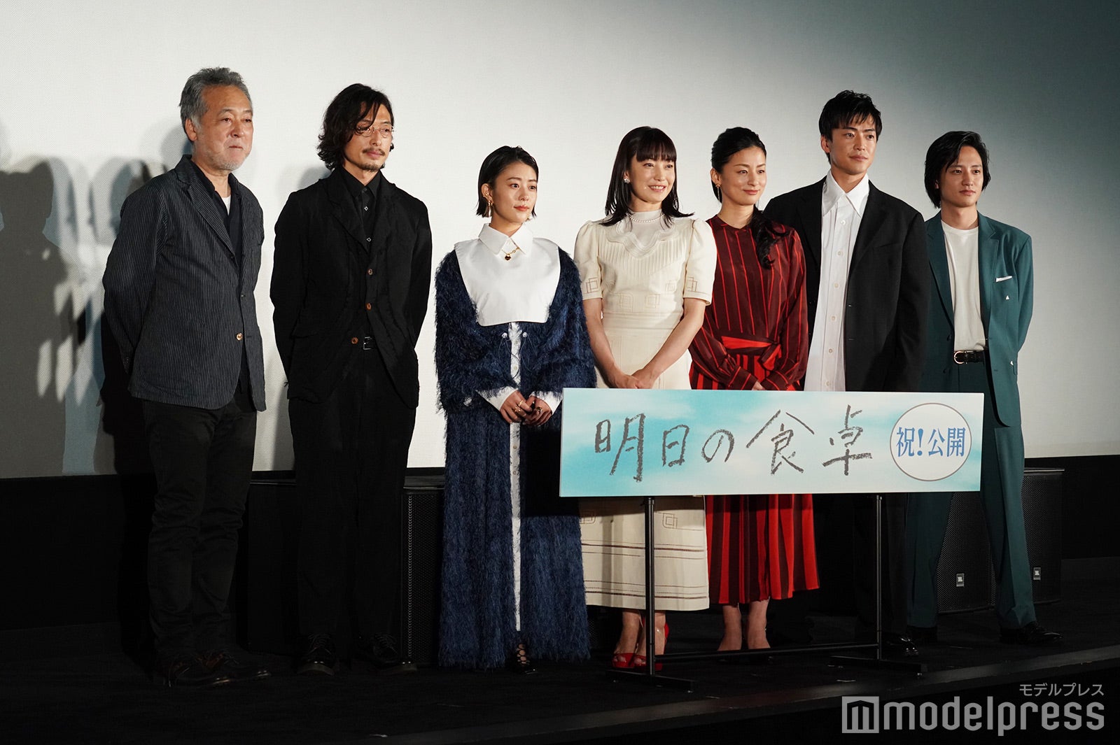 （左から）瀬々敬久監督、和田聰宏、高畑充希、菅野美穂、尾野真千子、大東駿介、藤原季節（C）モデルプレス