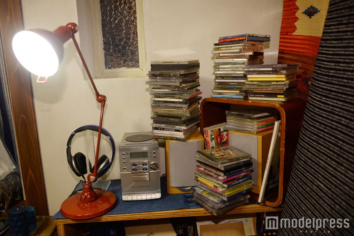 昔から聴いてきたCDが積んであります。(C)モデルプレス