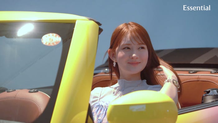 畑芽育「さらツヤすぎる!Essential!(LOVEマシーン)」篇メイキング(提供写真)