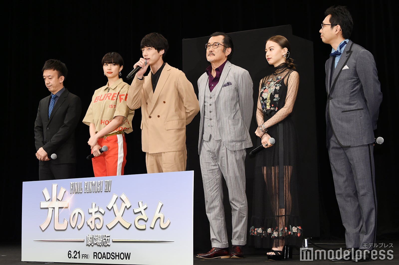 （左から）野口照夫監督、佐久間由衣、坂口健太郎、吉田鋼太郎、山本舞香、山本清史監督 （C）モデルプレス