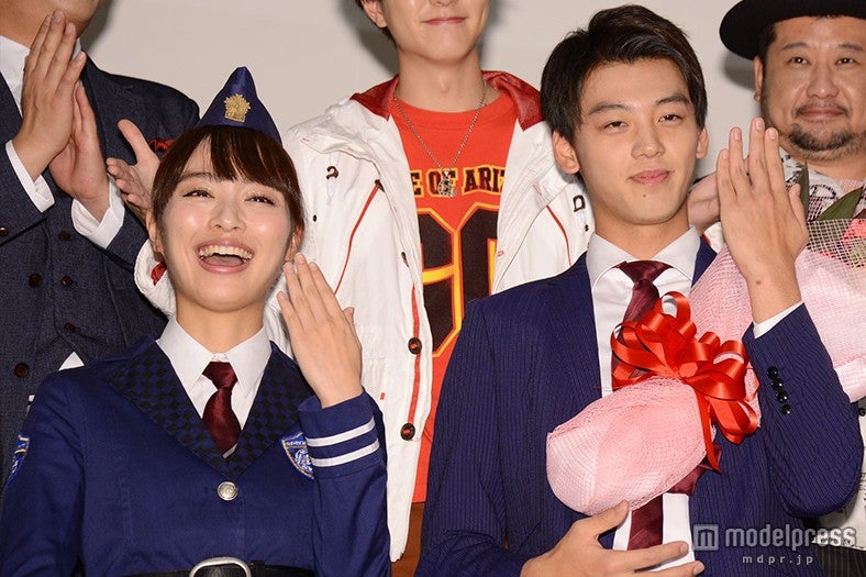 （左から）内田理央、竹内涼真