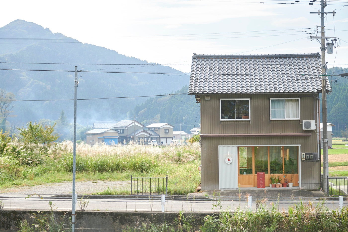 山に囲まれたのどかな田舎町にポツンと建つおしゃれな外観／提供画像