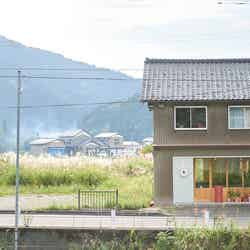 山に囲まれたのどかな田舎町にポツンと建つおしゃれな外観/提供画像