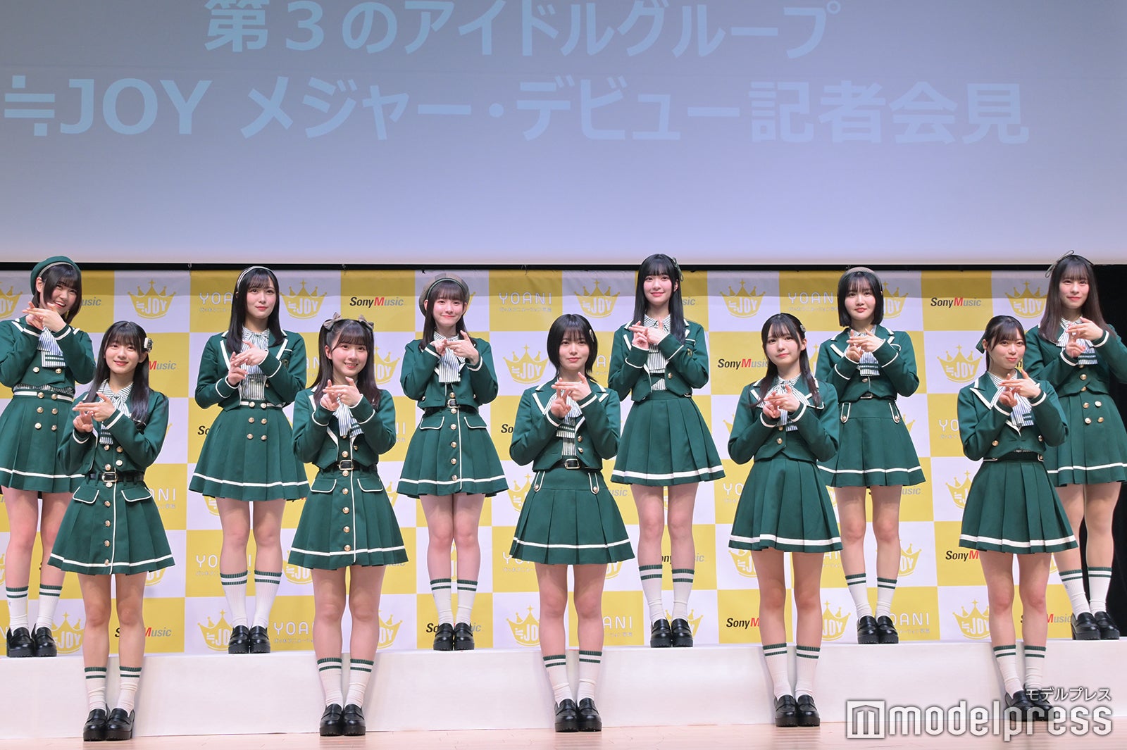 ≒JOY（後列左から）小澤愛実、逢田珠里依、山野愛月、山田杏佳、藤沢莉子、高橋舞（前列左から）大信田美月、天野香乃愛、江角怜音、市原愛弓、村山結香（C）モデルプレス