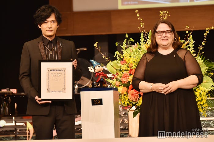 稲垣吾郎、ベッキー・クライン氏(C)モデルプレス