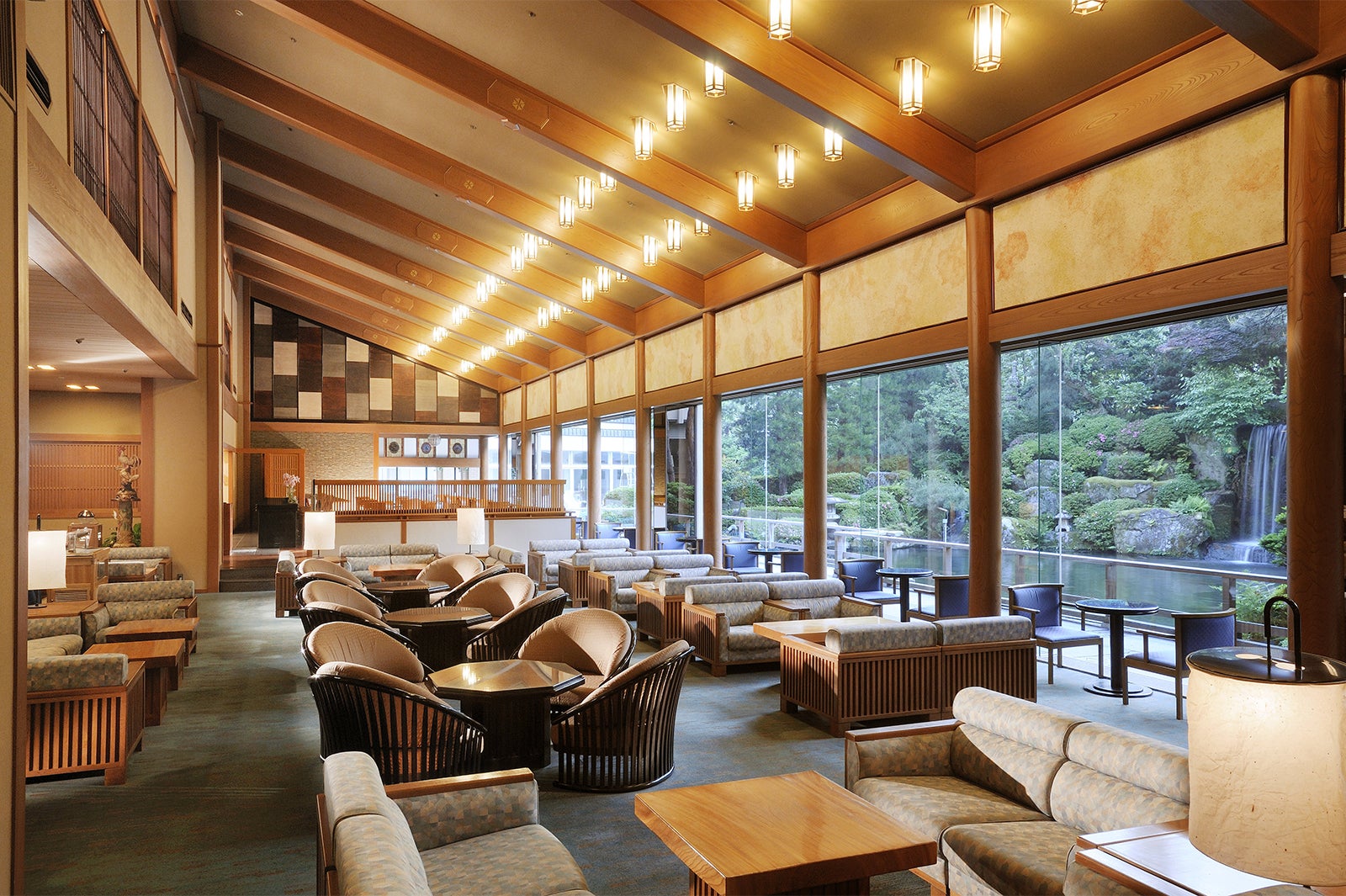 ロビーラウンジ／画像提供：水明館