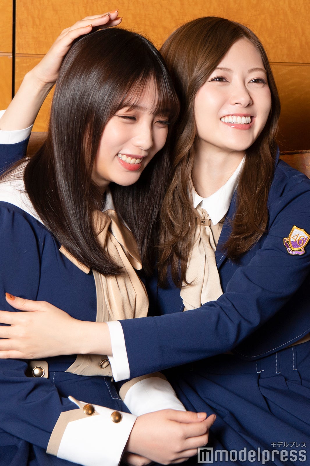 与田祐希を愛でる白石麻衣「本当に赤ちゃんみた～い！」／撮影オフショット（C）モデルプレス