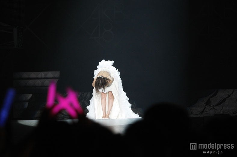 ファンへ挨拶する前田敦子（C）AKS