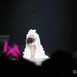 ファンへ挨拶する前田敦子(C)AKS