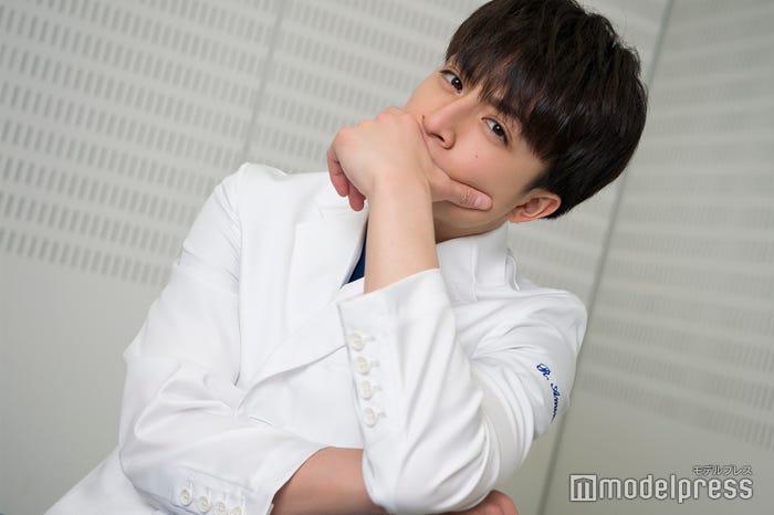 白濱亜嵐/医者っぽいポーズをお願いすると「医者っぽい…」と悩みつつ…(C)モデルプレス