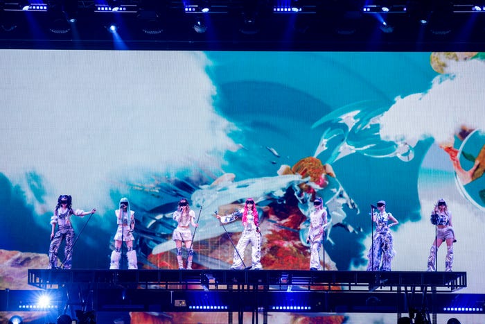 (左より)HARVEY、HINATA、JURIA、JURIN、CHISA、COCONA、MAYA「XG 1st WORLD TOUR “The first HOWL”」(提供写真)