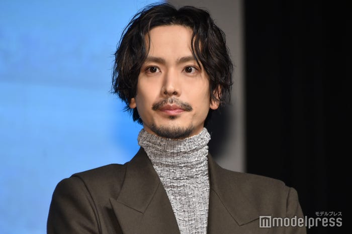 黒羽麻璃央(C)モデルプレス