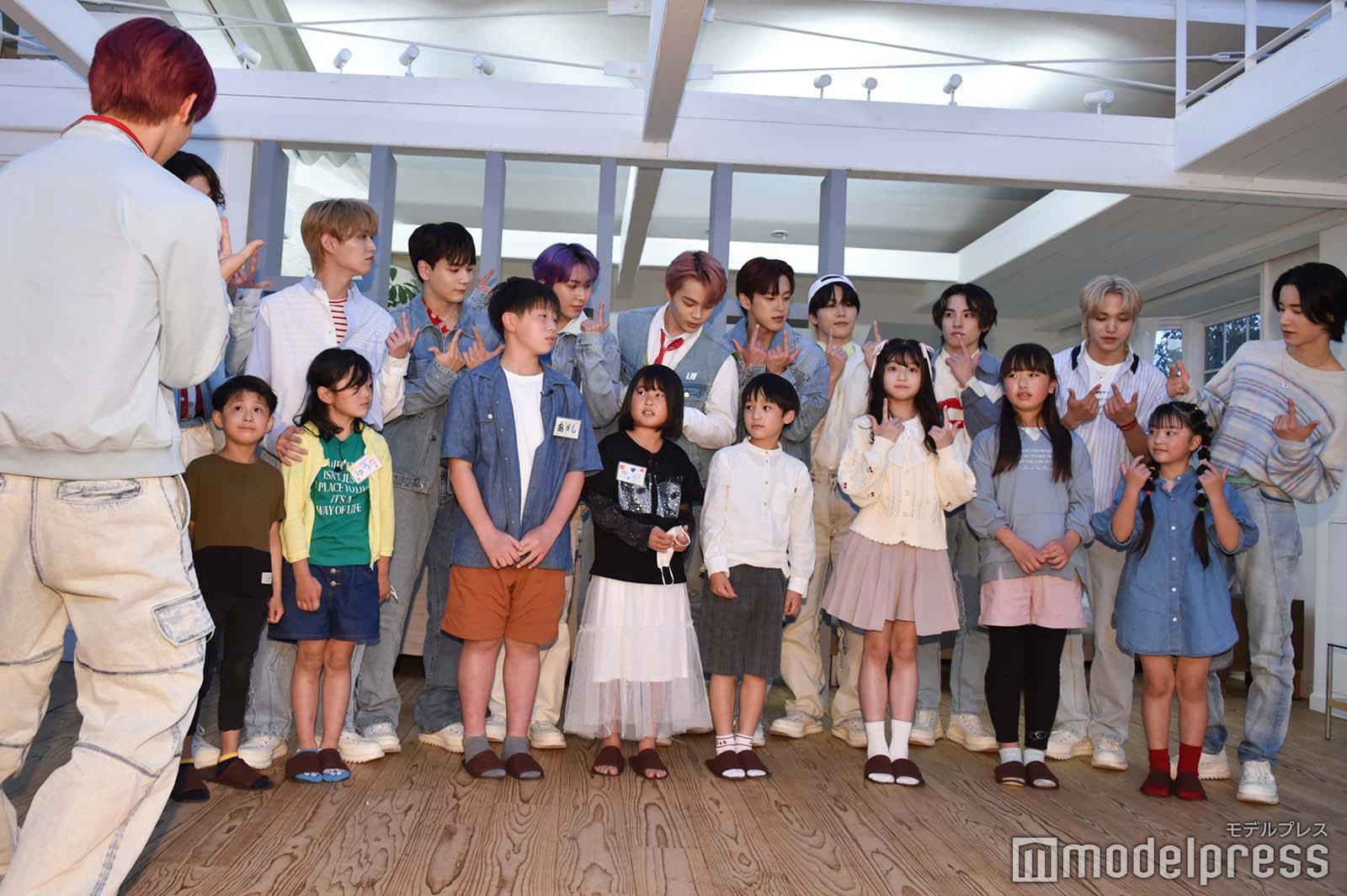 小学生記者にJO1ポーズを教える與那城奨（左）（C）モデルプレス