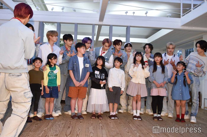 小学生記者にJO1ポーズを教える與那城奨(左)(C)モデルプレス