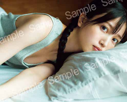 乃木坂46久保史緒里、美谷間チラリのタンクトップ姿でリラックス 1st写真集「交差点」封入ポストカード絵柄解禁