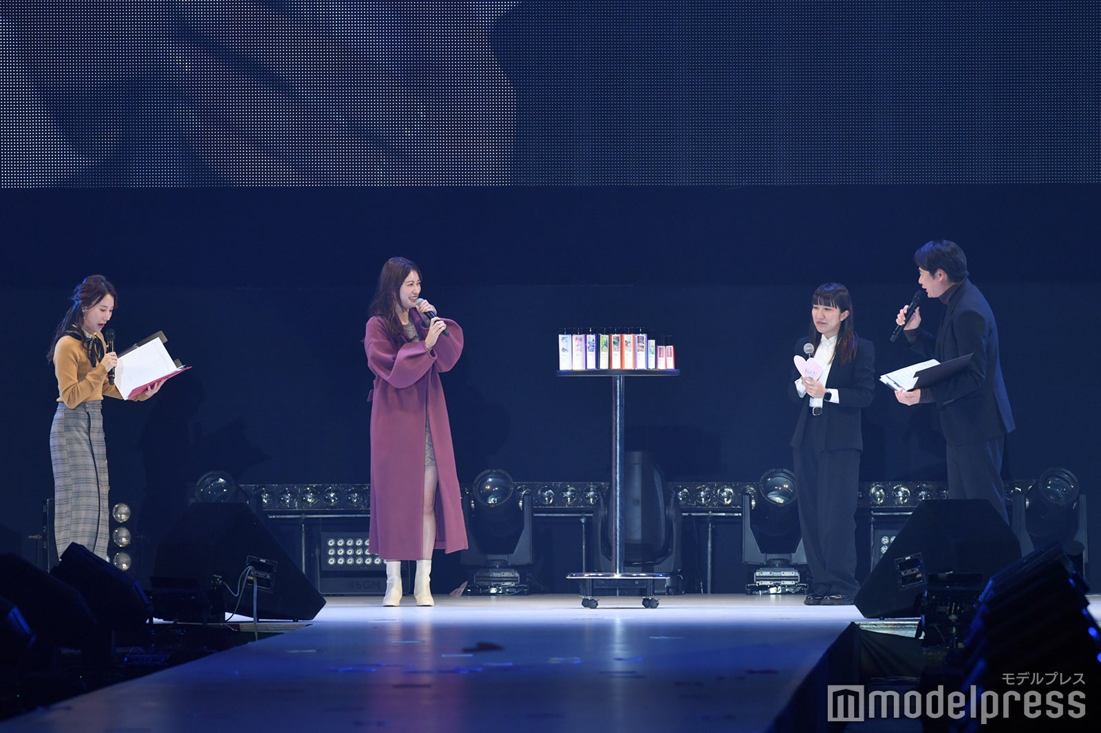 吉田朱里（中央）（C）モデルプレス