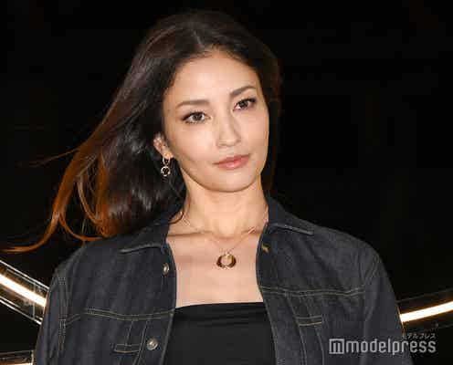 黒木メイサ、美ウエスト輝くデニムコーデ ジュエリーは「子どもにも受け継いでいきたい」【カルティエ「“TRINITY 100” セレブレーションパーティ」】