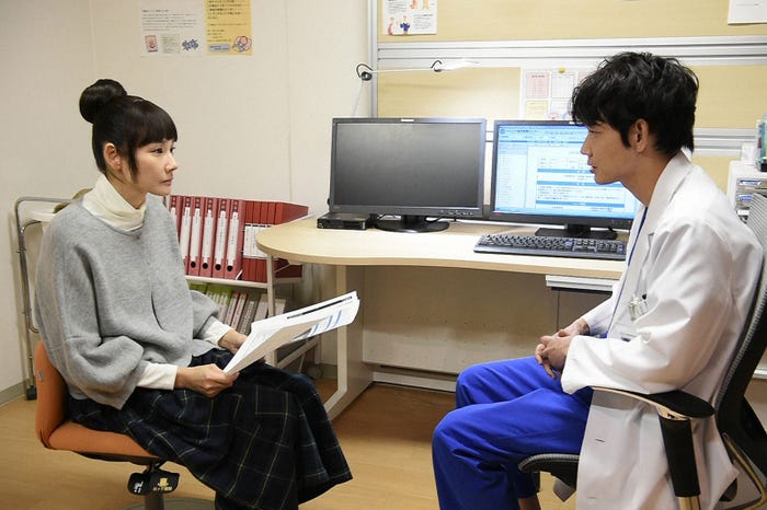 吉田羊、綾野剛/「コウノドリ」第7話より(画像提供:TBS)