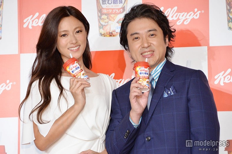 （左から）深田恭子、ムロツヨシ