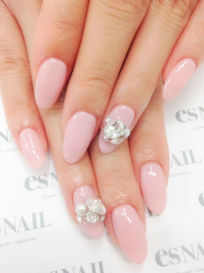 女性らしさを引き立てるピンクネイル（画像提供：esNAIL）
