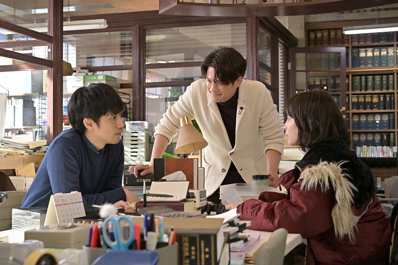 松山ケンイチ、森崎ウィン、広瀬すず「クジャクのダンス、誰が見た？」第3話（C）TBS