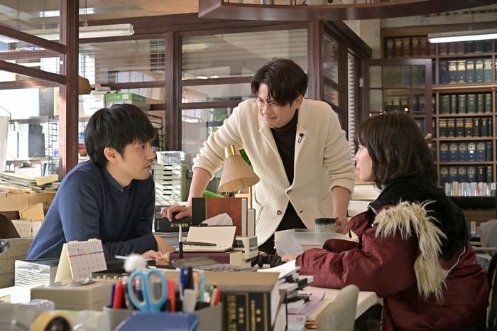 松山ケンイチ、森崎ウィン、広瀬すず「クジャクのダンス、誰が見た?」第3話(C)TBS