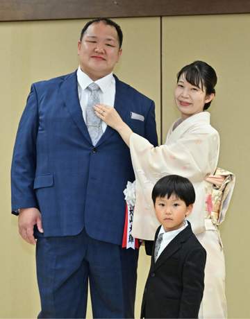 妻と5歳長男に見守られ断髪式 元北勝富士が万感「土俵人生に一片の悔いはありません」ニューヘアには笑み