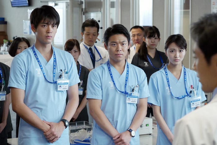 竹内涼真、松川尚瑠輝、岡崎紗絵/「ブラックペアン」第9話より(C)TBS