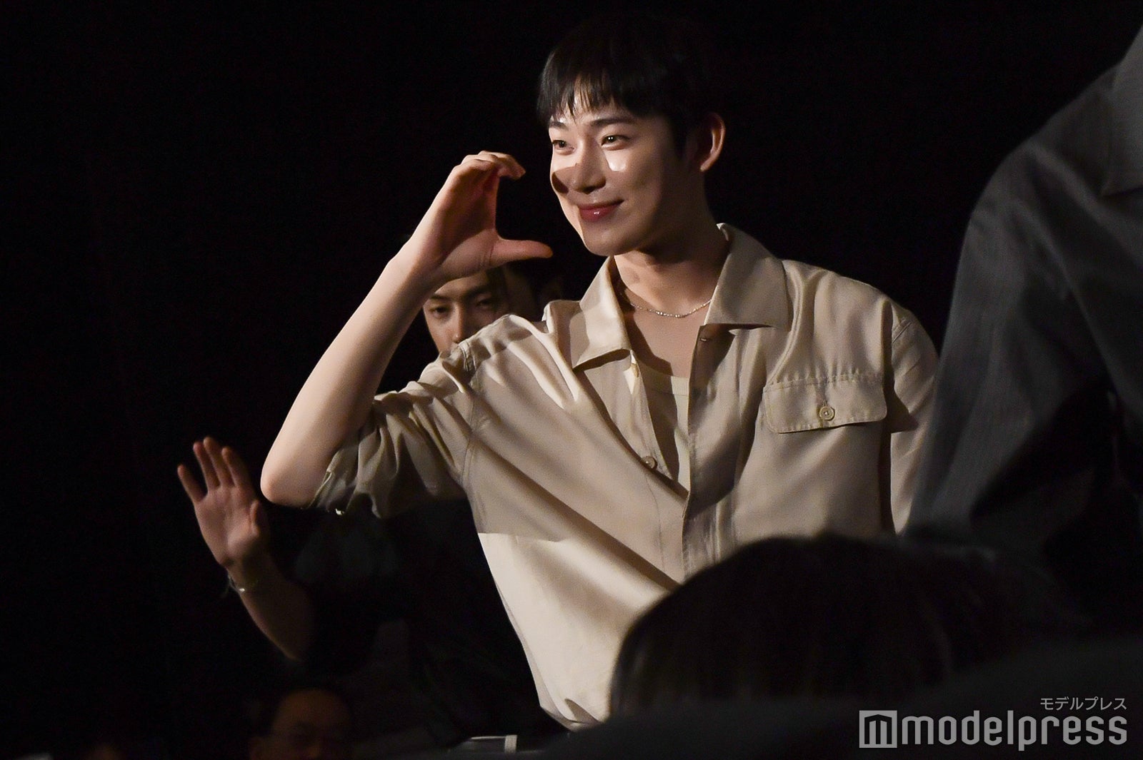 客席にファンサするSUNOO（ソヌ）（C）モデルプレス