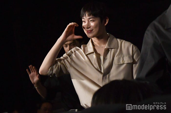 客席にファンサするSUNOO(ソヌ)(C)モデルプレス