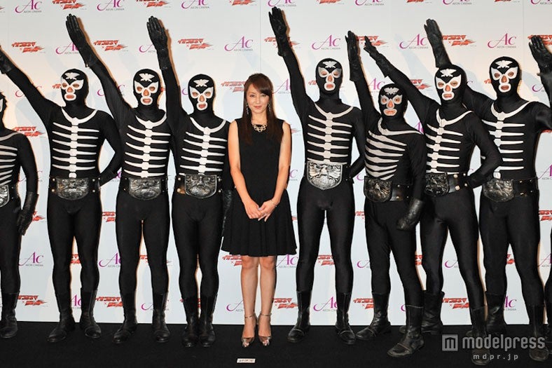 矢田亜希子（中央）