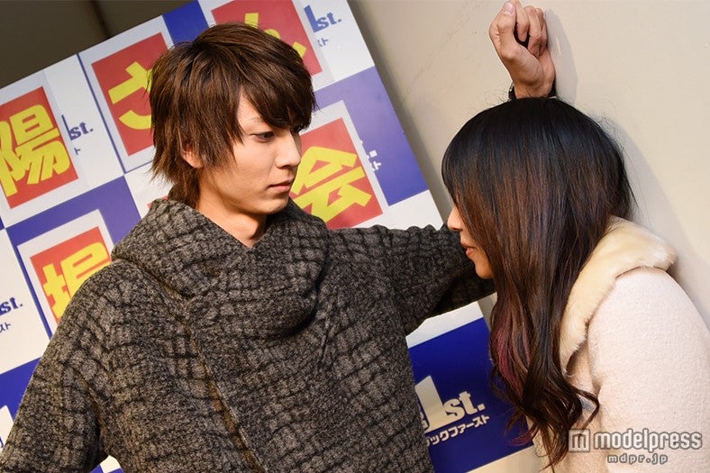 ファンを相手に壁ドンを披露した鮎川太陽