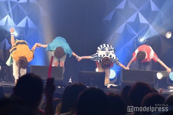 観客に深々とお辞儀するTOZ(C)モデルプレス