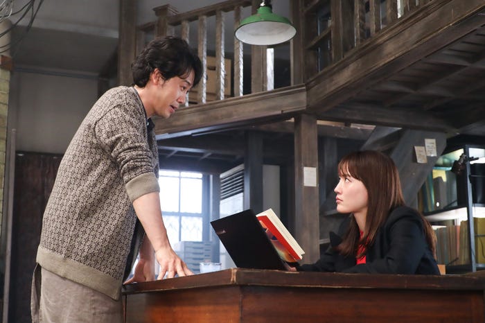 大泉洋、綾瀬はるか/「元彼の遺言状」第4話より(C)フジテレビ