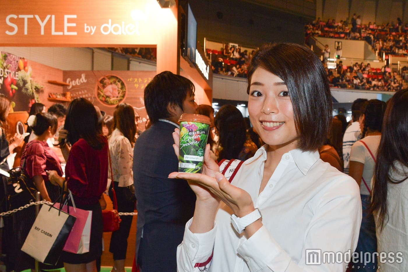 グリーンスムージーをプレゼント(C)モデルプレス