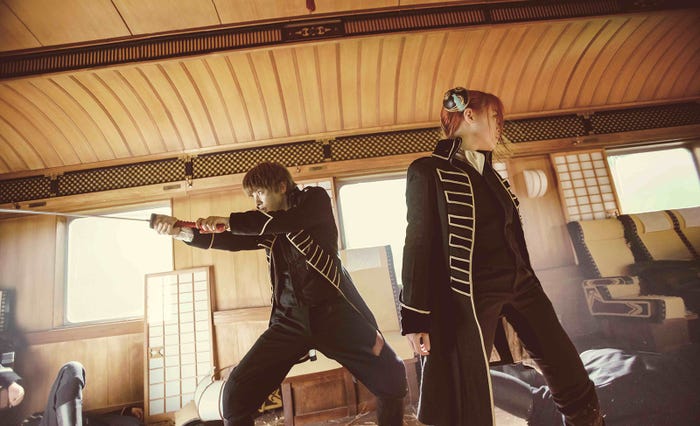 映画『銀魂2 掟は破るためにこそある』神楽(橋本環奈)と沖田(吉沢亮)の共闘シーン (C)空知英秋/集英社 (C)2018 映画「銀魂2」製作委員会